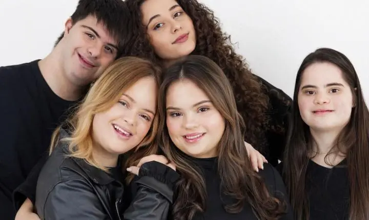 Baiana Cacai Bauer, primeira influenciadora digital com síndrome de Down do mundo, inspira imersão inédita em Praia do Forte