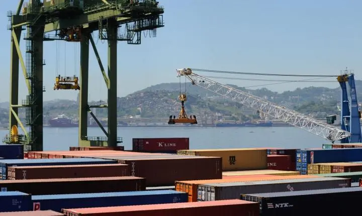 Balança comercial tem superávit de US$ 7,4 bilhões em agosto