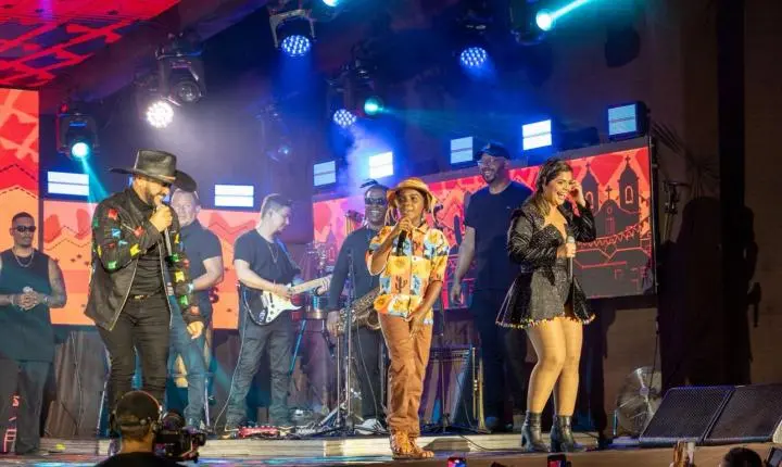 CANÁRIOS DO REINO TRANSFORMA O PELOURINHO EM VILA JUNINA E CONSAGRA GRAVAÇÃO HISTÓRICA