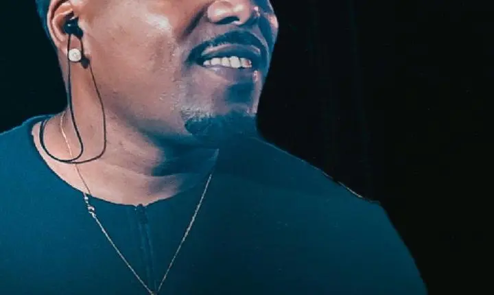 Cantor Felipe Love vive nova fase na carreira e lança segunda parte de audiovisual 'NA VILA'