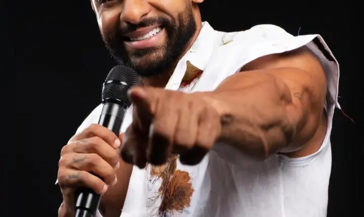 Cantor Júnior Luzz é atração musical da Feira Café Fofoca e Arte neste sábado (7 de março)