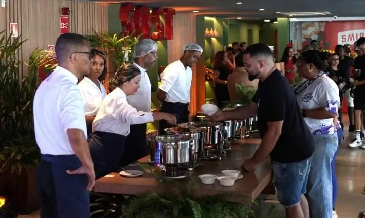 Carlinhos Brown recebe convidados na abertura do Camarote Brown By Licia Fabio e Zum Brazil