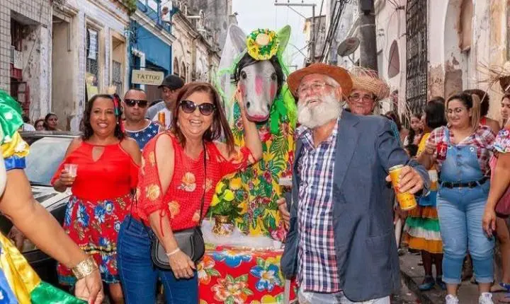 CARROÇADA DA SAÚDE PASSA A INTEGRAR O ARRAIÁ DA PREFS E CELEBRA QUASE 30 ANOS DE TRADIÇÃO POPULAR