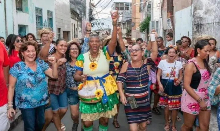 CARROÇADA DA SAÚDE PASSA A INTEGRAR O ARRAIÁ DA PREFS E CELEBRA QUASE 30 ANOS DE TRADIÇÃO POPULAR