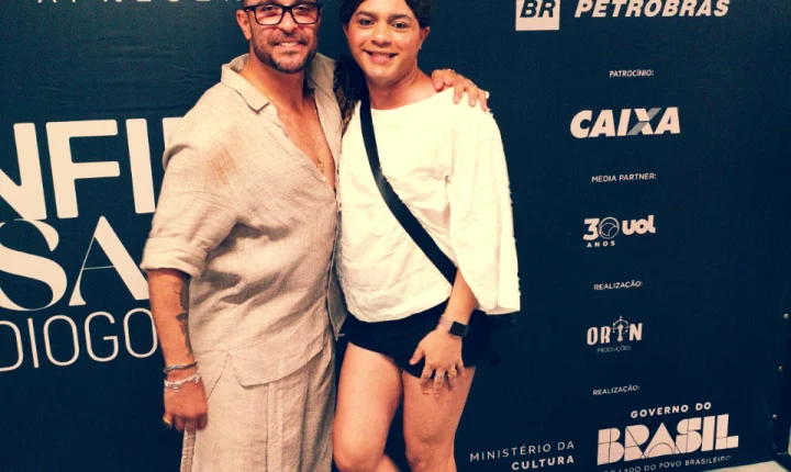 Colunista Van Carvalho brilha com look básico no encontro com Diogo Nogueira na Concha Acústica