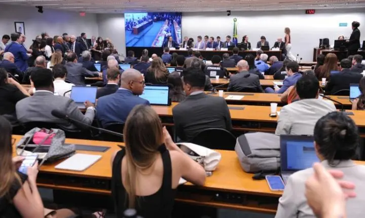 Comissão analisa parecer sobre a PEC que propõe fim da escala 6x1; assista