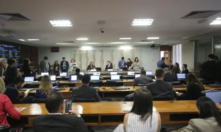 Comissão mista aprova fim da 