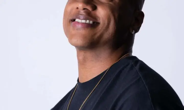 Compositor de “Marquinha de Fitinha”, kaike estreia carreira solo