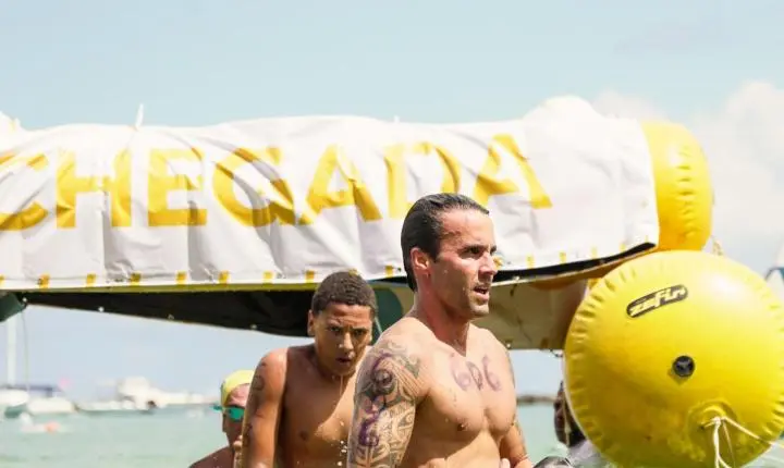 Daniel Cady sobe ao pódio do BORA Nadar após encarar 3 km na Praia da Preguiça