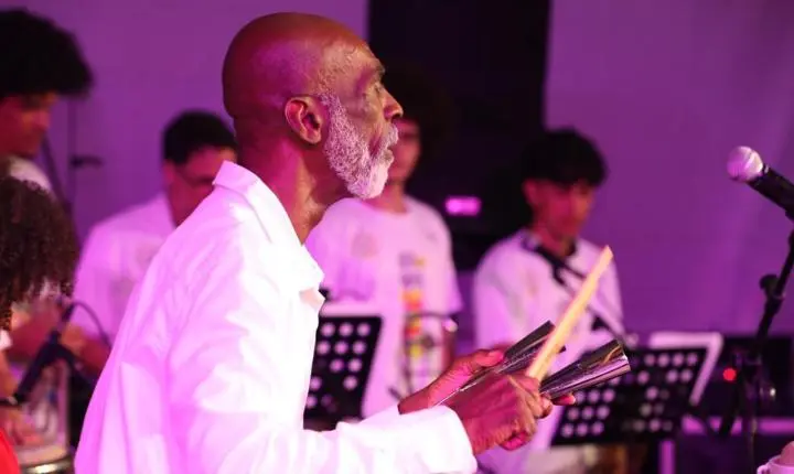 Gabi Guedes emociona público e celebra a força da percussão ao lado da Banda Querô no Santos Jazz Festival 