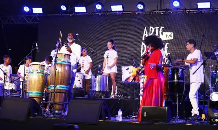 Gabi Guedes emociona público e celebra a força da percussão ao lado da Banda Querô no Santos Jazz Festival 