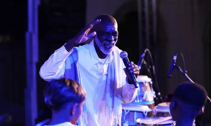 Gabi Guedes emociona público e celebra a força da percussão ao lado da Banda Querô no Santos Jazz Festival 