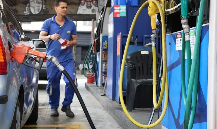 Governo fixa subvenção da gasolina em R$ 0,44 por litro