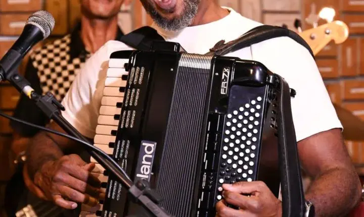 Grupo Tadalafole se apresenta no interior da Bahia durante os festejos juninos