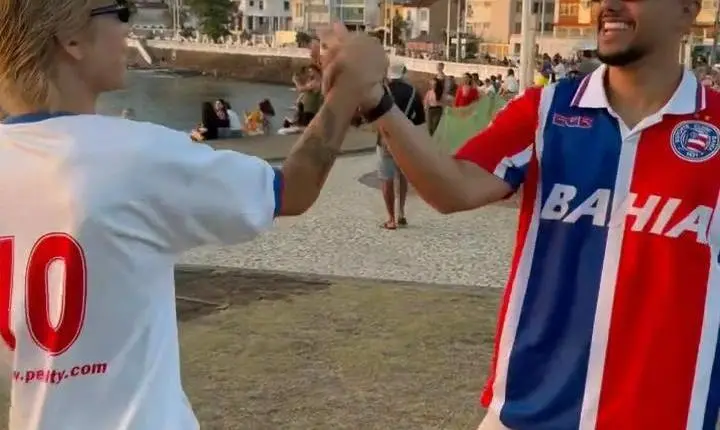 JAPONÊS KOYAMAGINJIRO É “BATIZADO” POR GUGA MEYRA COM CAMISA DO BAHIA EM SALVADOR