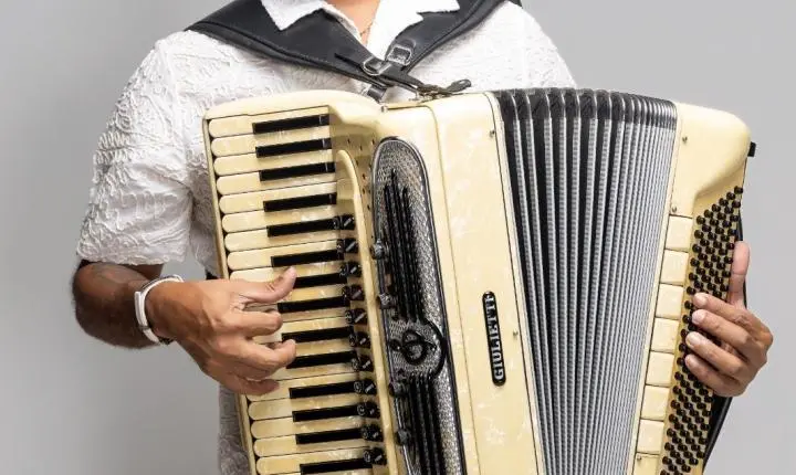 Jo Miranda comanda noite de muito forró no Arraiá Salvador em véspera de feriado 