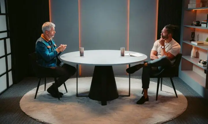 Joel Jota recebe Otaviano Costa no Jota Jota Podcast em papo intimista sobre carreira artística, empreendedorismo e superação