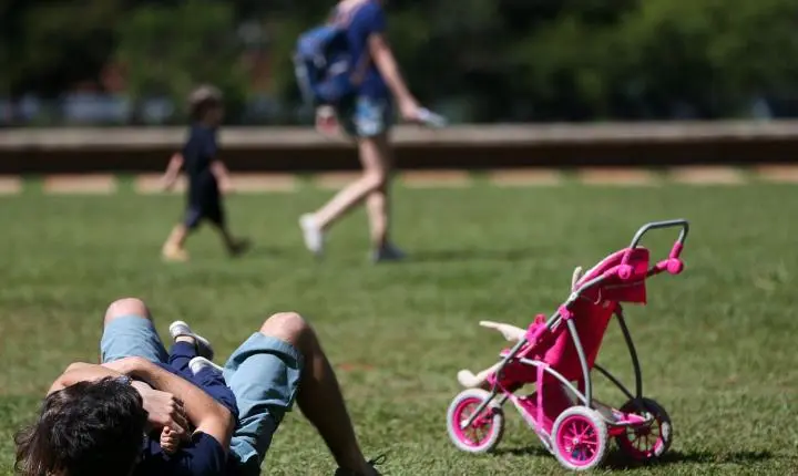 Licença-paternidade de até 20 dias é aprovada no Senado 