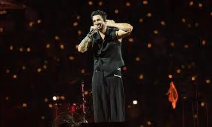 Luan Santana esgota Arena Pantanal e faz de Cuiabá um coral gigante em noite histórica