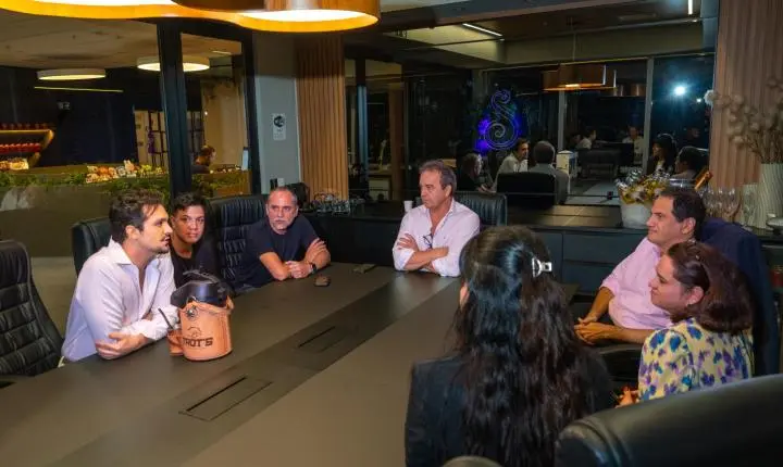 Luan Santana renova contrato com Sony Music em noite de celebração em São Paulo