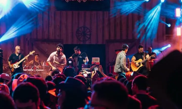 Matheus Henrique & Gabriel  estreou nos palcos da capital baiana levando ao público uma viagem pelos grandes sucessos do sertanejo dos anos 2000
