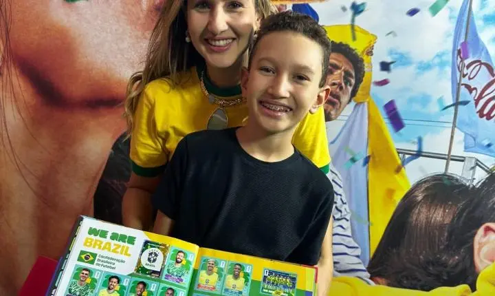 No shopping Bela Vista, a influenciadora Laíz Demonteê agita a Arena Coca - Cola para ajuda torcedores a completarem o álbum.