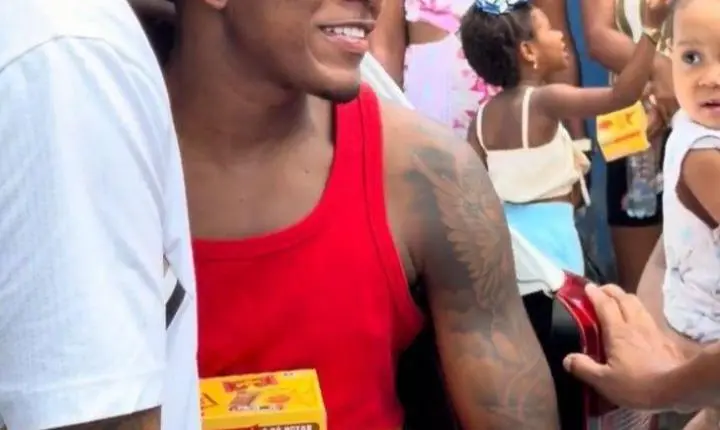 Oh Polêmico, Rei dos Faixas e Davizinho fizeram a festa da criançada distribuindo chocolates 