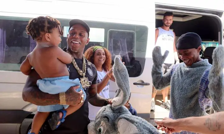 Oh Polêmico, Rei dos Faixas e Davizinho fizeram a festa da criançada distribuindo chocolates 