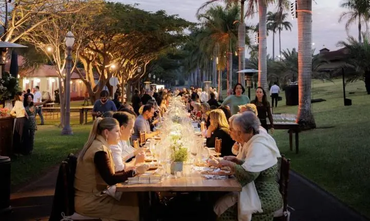 Praia do Forte receberá primeira edição no Nordeste do jantar “Mesa para 100”, promovido pelo chef Helvécio Maciel
