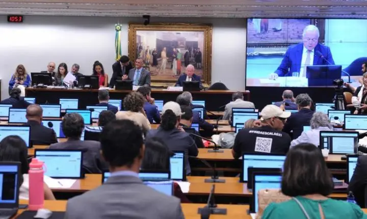 Relator é favorável ao fim da escala de trabalho 6x1; votação das propostas na comissão é adiada