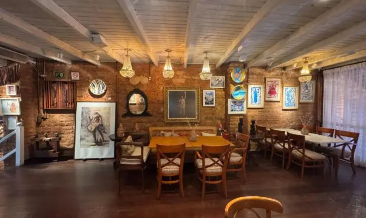 Restaurante Casa de Tereza comemora 14 anos com lançamento do “Catálogo de Artes da chef Tereza Paim” e o novo livro da Chef “A alma servida à mesa”