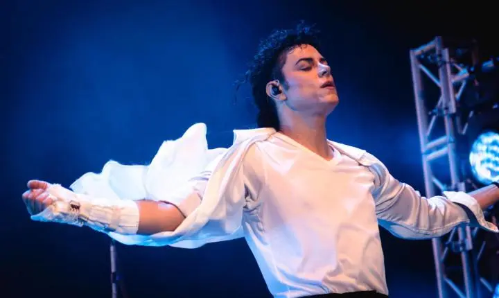 Rodrigo Teaser revive a magia do Rei do Pop em apresentação na Concha Acústica de Salvador