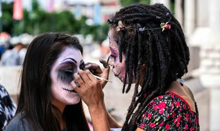 Sinísia Coni lança livro de fotografias da celebração do El Día de los Muertos, no Palacete Tira Chapéu 