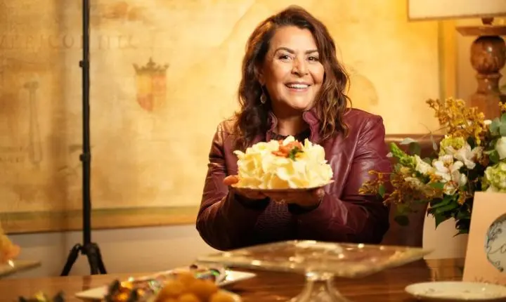 Sodiê Doces celebra 29 anos com bolo inspirado na história da marca e coleção especial de pratos