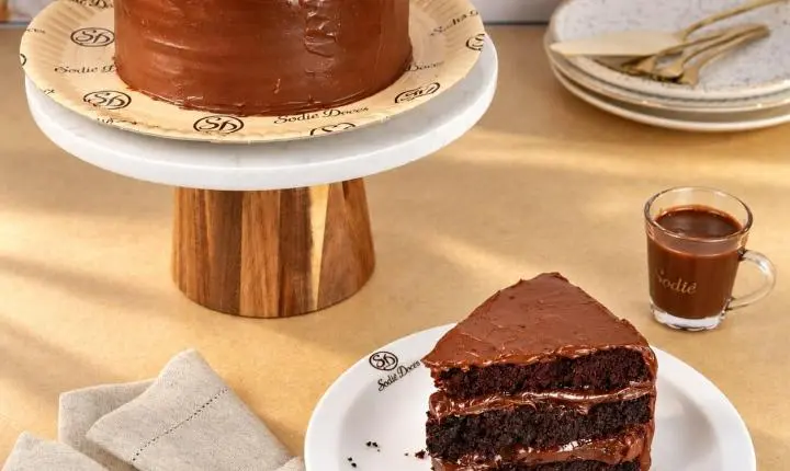 Sodiê Doces lança Bolo Matilda #200 e estreia formato redondo no cardápio
