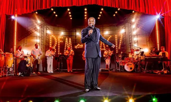 Thiaguinho exalta a Concha Acústica e destaca simbolismo do palco para a turnê “Bem Black”