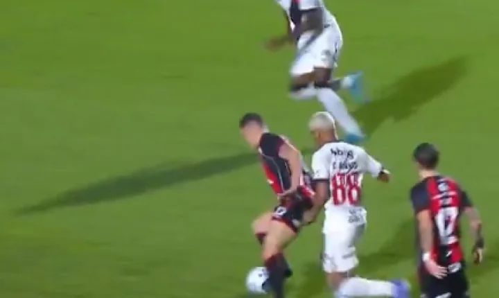 Vitória aproveita erro da defesa, vence o Vasco no Barradão e volta do Brasileirão em alta