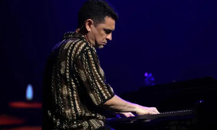 Yacoce Simões traz ao Teatro SESI Rio Vermelho reedição do seu show “Memórias e Afetos”